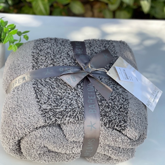 BAREFOOT DREAMS Cozychic blanket Warm Grey/ Carbon Brand new with tags - Picture 9 of 12